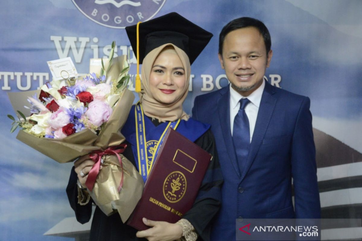 Yane Ardian, istri wali kota Bogor diwisuda di IPB University
