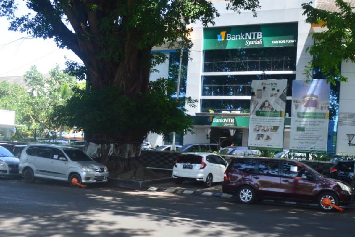 Melanggar rambu larangan parkir, Dishub  Mataram gembok kendaraan