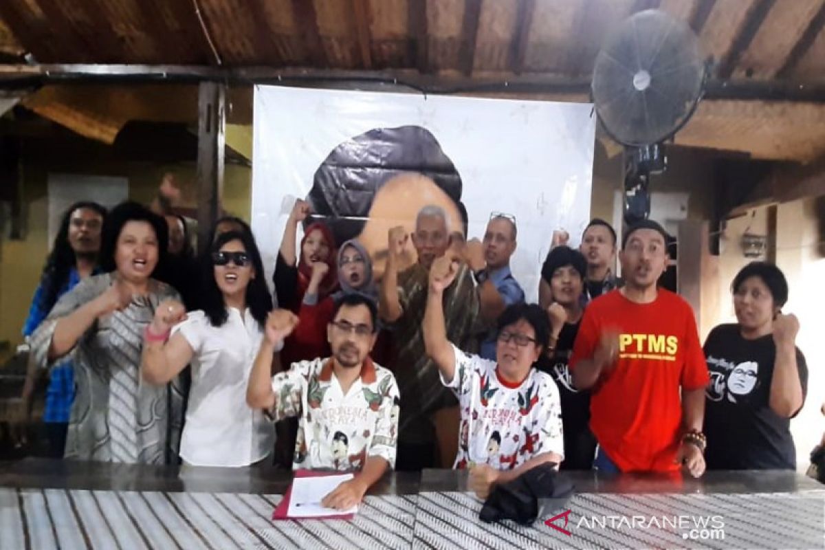 Gibran bersama relawannya naik bus daftar Pilkada ke DPD PDIP