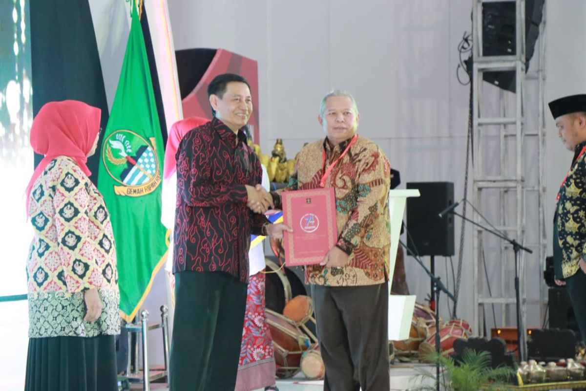 Bupati Tanjabbar Terima Penghargaan Peduli Hak Asasi Manusia Tahun 2019.