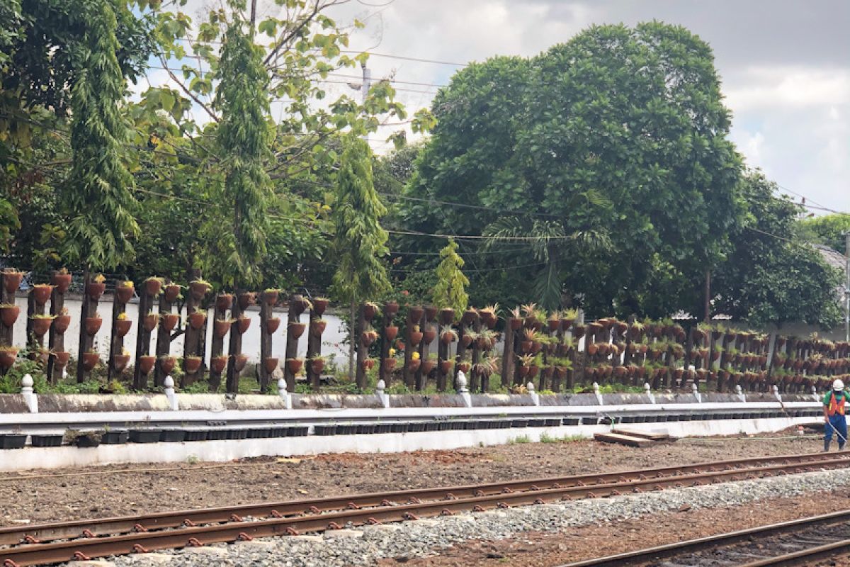 Stasiun Tugu memanfaatkan bantalan rel bekas untuk taman