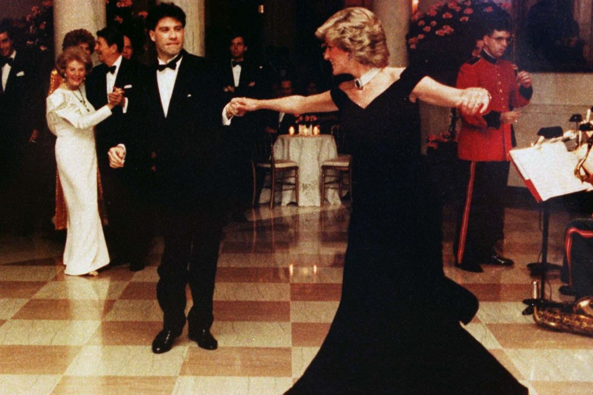 Gaun dansa ikonik Puteri Diana-John Travolta terjual nyaris Rp4 miliar