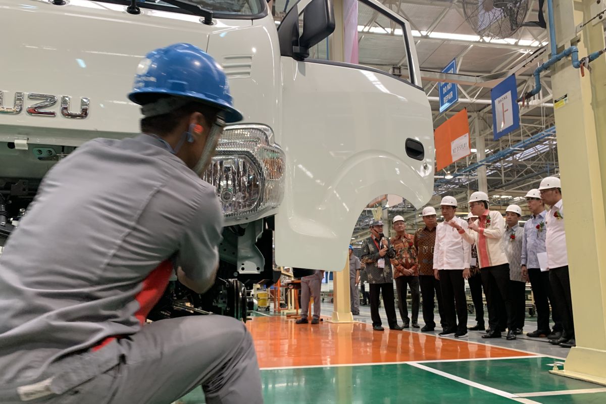 Jokowi targetkan ekspor produk otomotif Indonesia capai 1 juta unit