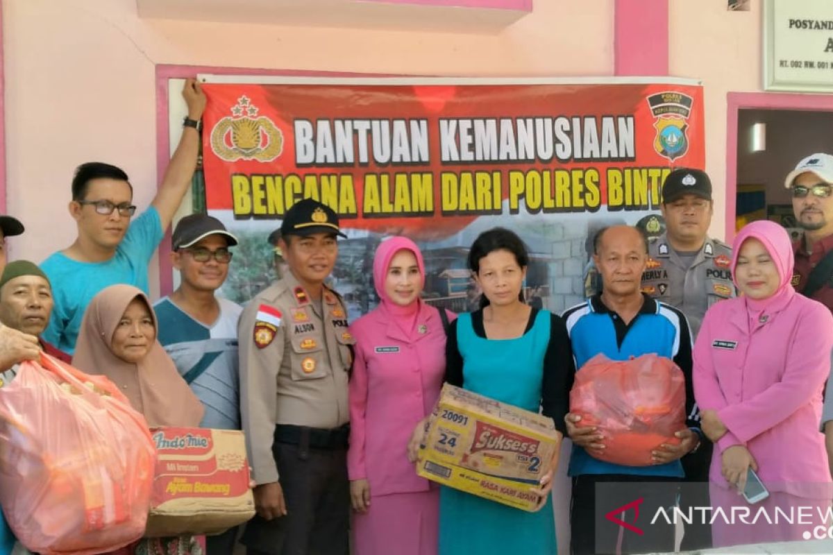 Korban bencana alam Tambelan terima bantuan dari kepolisian