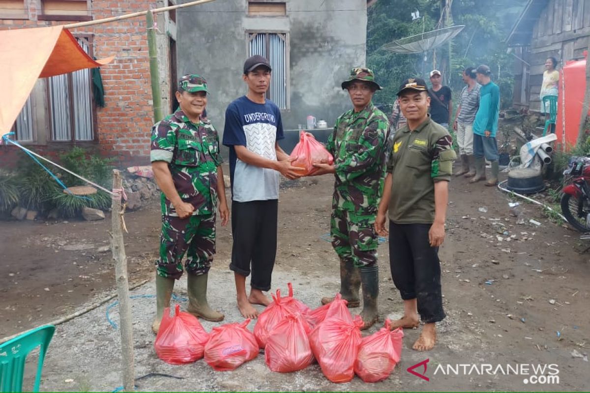 Kodim Rejang Lebong bantu korban tanah longsor