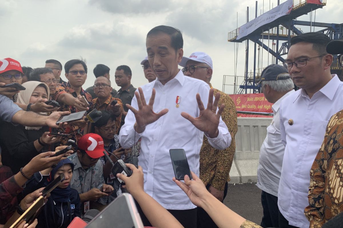 Presiden Jokowi tegaskan kereta cepat dan LRT rampung 2021