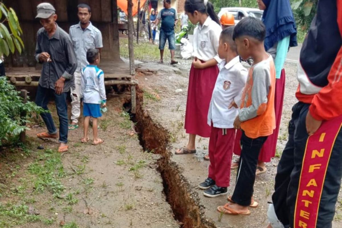 Land in Limapuluh Kota is cracked due to mining activities and rain intensity