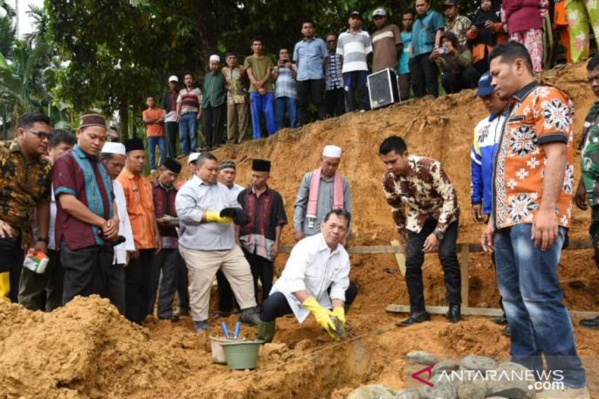 Bupati Tapsel lakukan peletakan batu pertama pembangunan Tribun MTQN ke-52