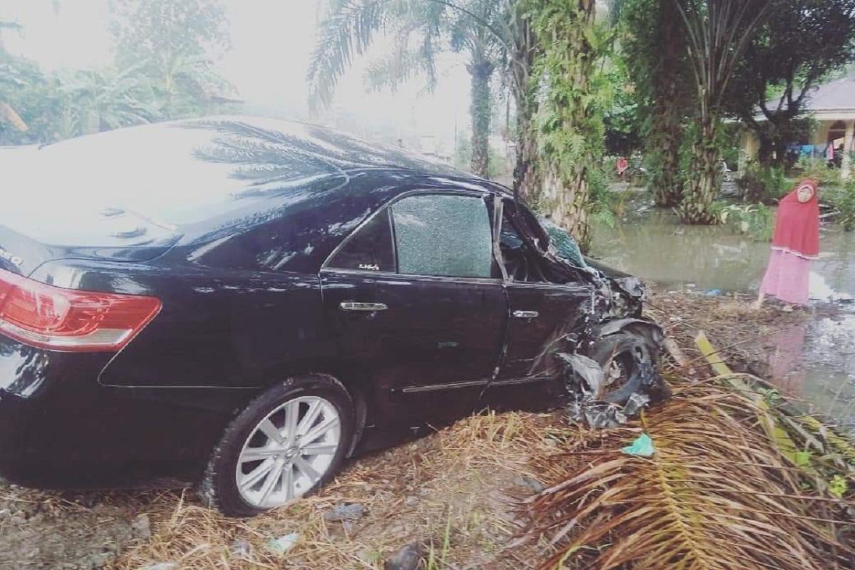 Mobil yang ditumpangi ibu Bupati Dharmasraya ringsek usai bersenggolan dengan truk