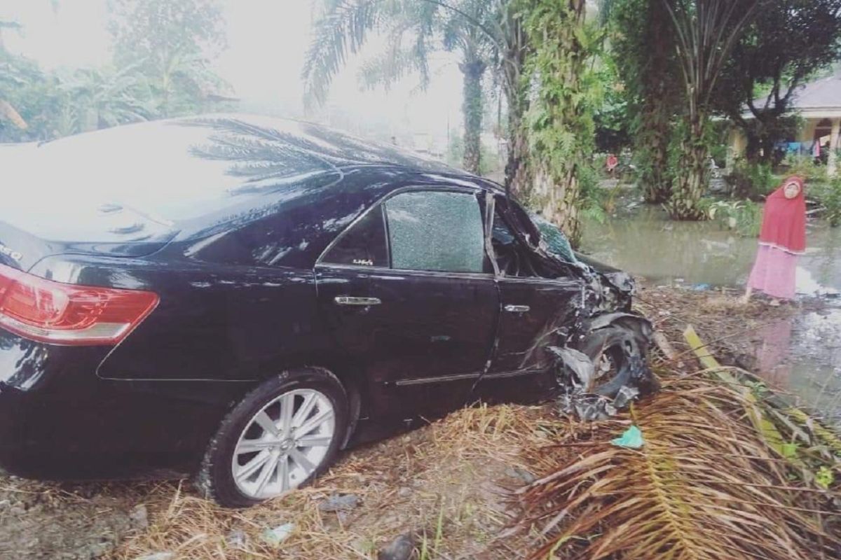 Mobil orang tua Bupati Dharmasraya kecelakaan