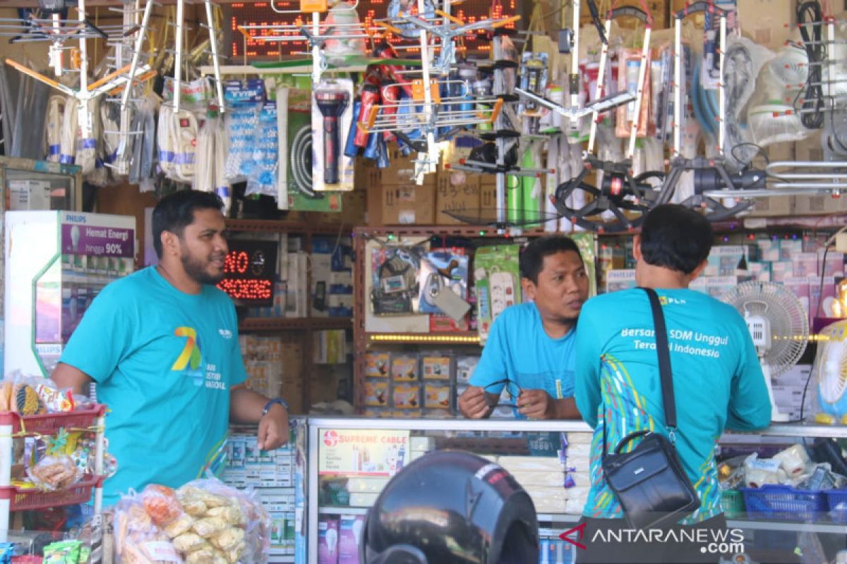 Pegawai PLN serbu pasar raya Padang, sambangi pelanggan