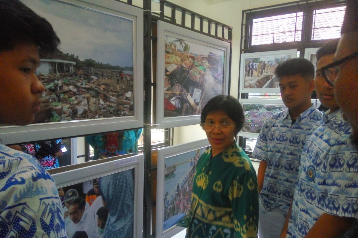 Antara gelar pameran foto, siswa sebutkan  foto penanganan tsunami paling berkesan