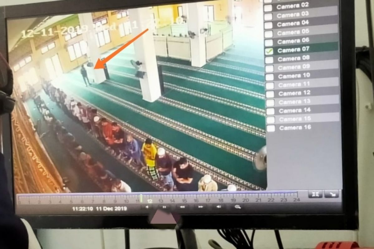 Maling beraksi di masjid saat jamaah shalat