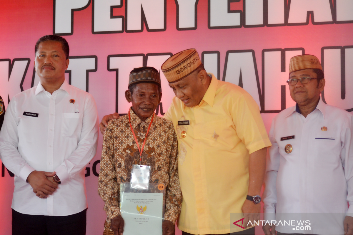 1.000 warga Gorontalo menerima sertifikat tanah gratis