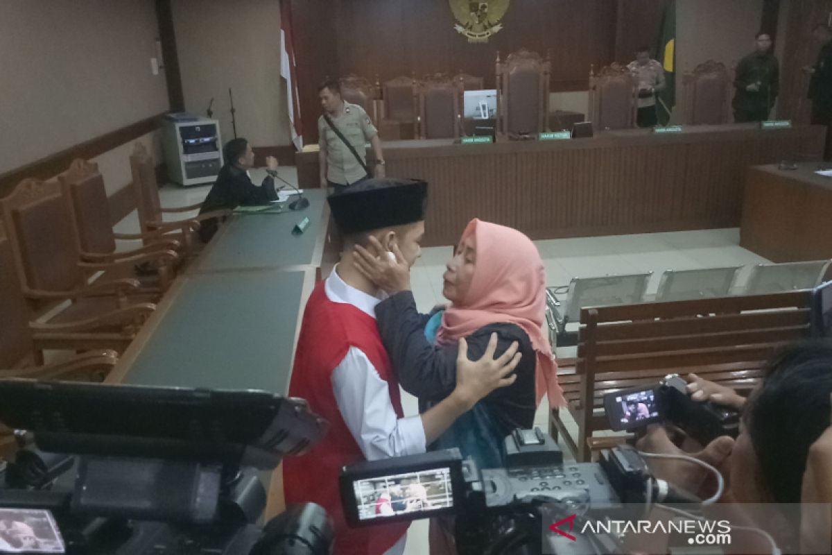 Keluarga mengharapkan Luthfi pemuda yang bendera di DPR cepat dibebaskan