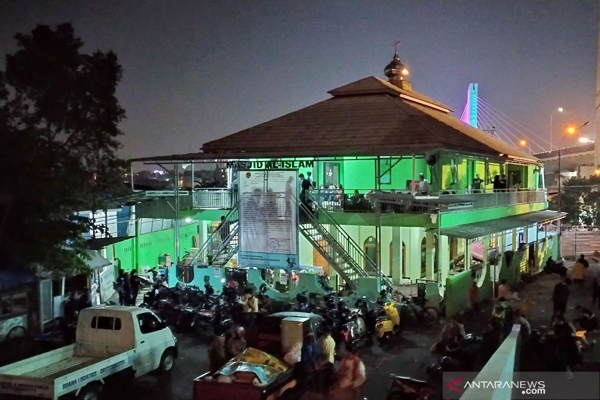 Usai pembongkaran, warga Tamansari Bandung mengungsi ke masjid