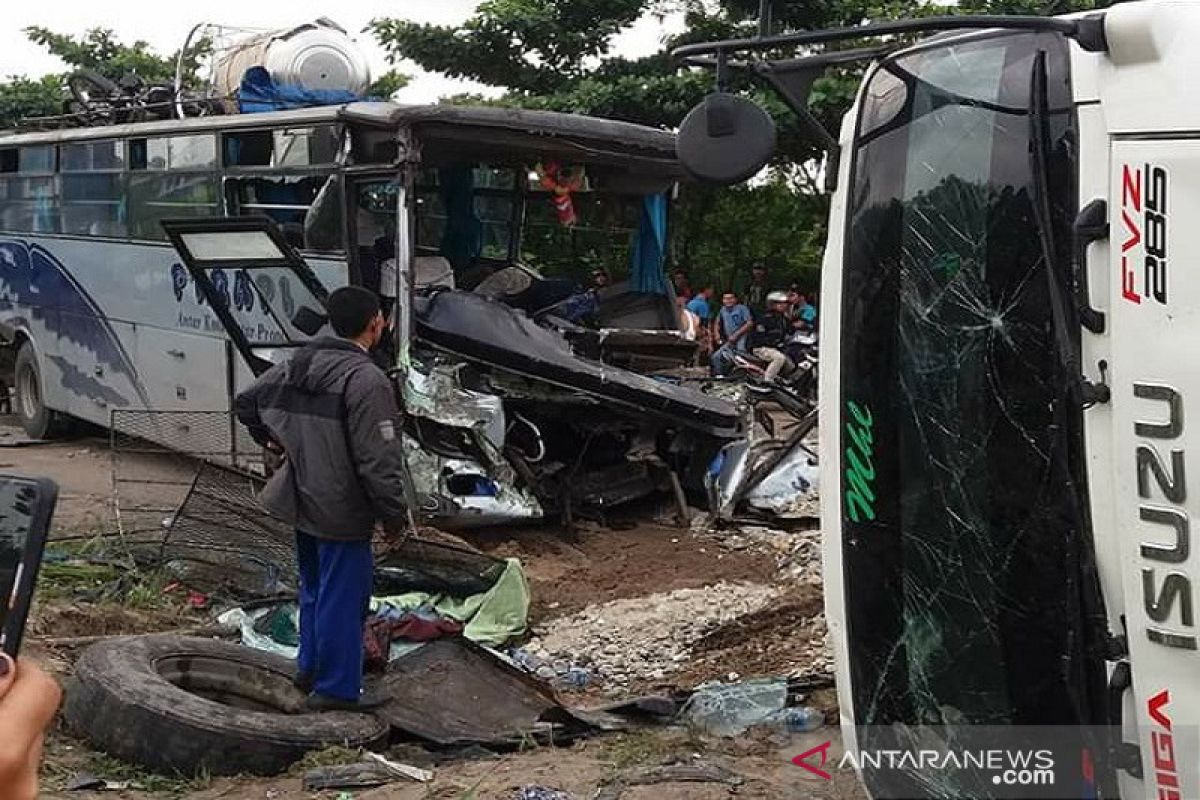 Bus hantam truk di Riau, belasan penumpang luka-luka. Berikut ini nama korbannya