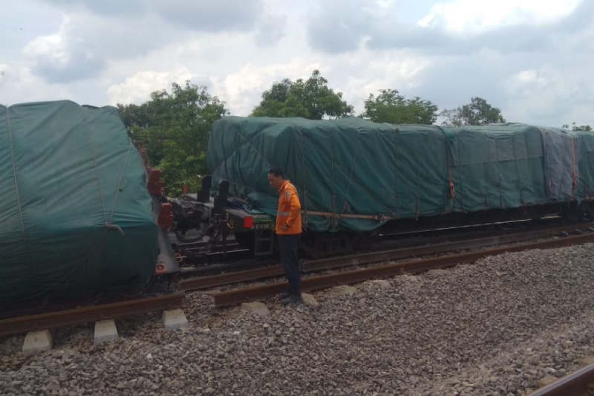 Roda tergelincir, KA pengangut semen terguling di Stasiun Doplang Blora