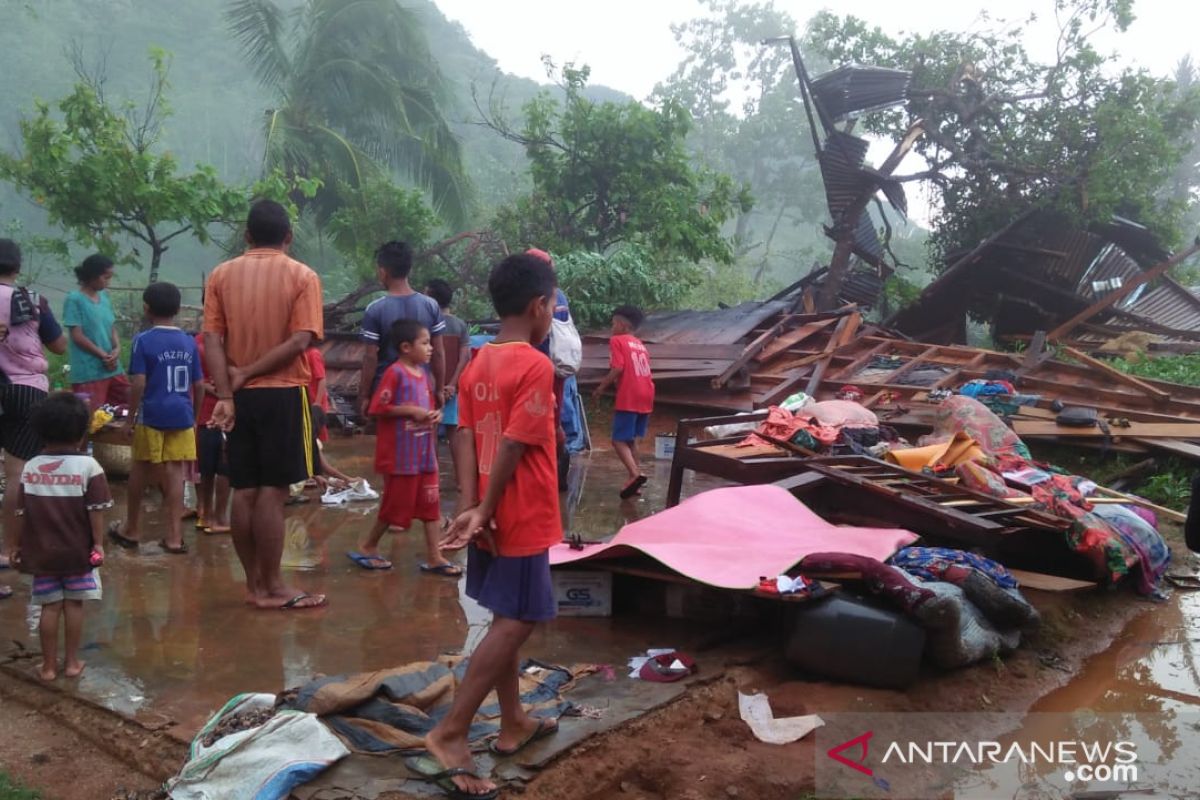 Empat rumah warga dan satu gereja di Manggarai Barat dihajar puting beliung