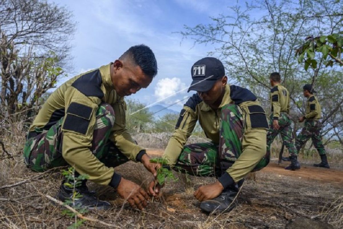 TNI bahu membahu tanam pohon pada Hari Juang TNI-AD