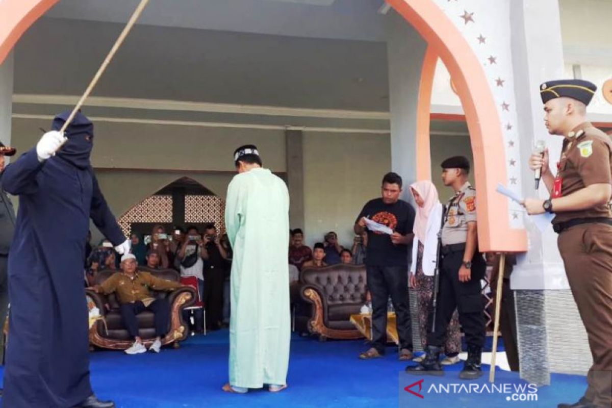 Dua ASN di Aceh dihukum cambuk