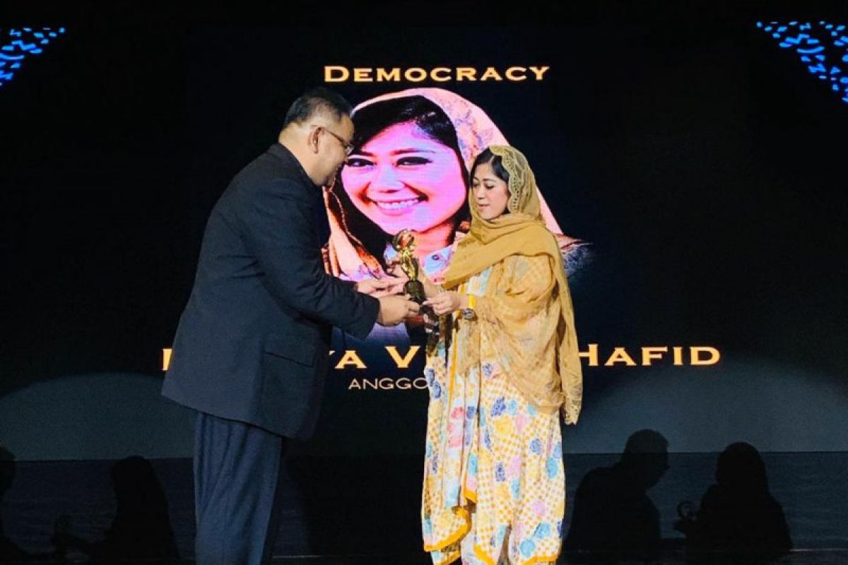 Ketua Komisi I DPR raih Democracy Award 2019