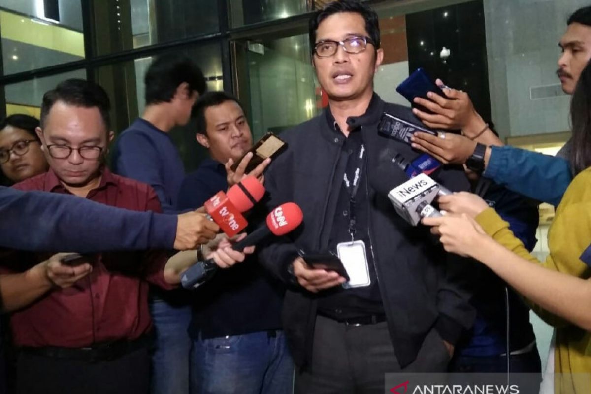 Istri Agung Ilmu dikonfirmasi soal peneriman suap suaminya