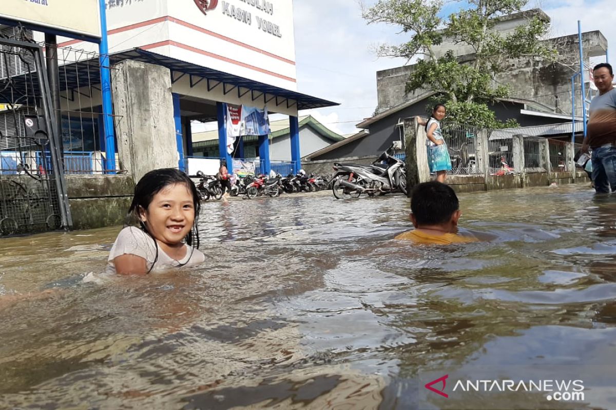 Puluhan warga Roban Singkawang dievakuasi akibat banjir