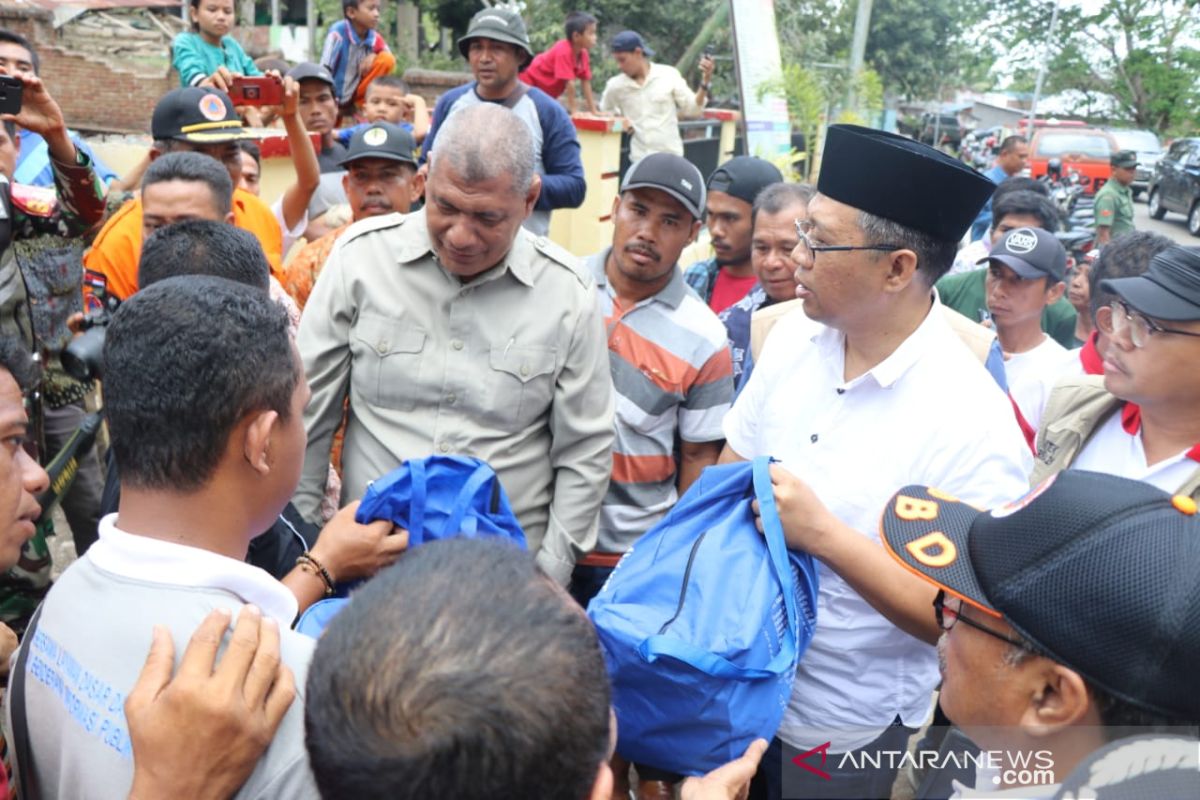 Gubernur NTB menyerahkan bantuan warga terdampak puting beliung Dompu