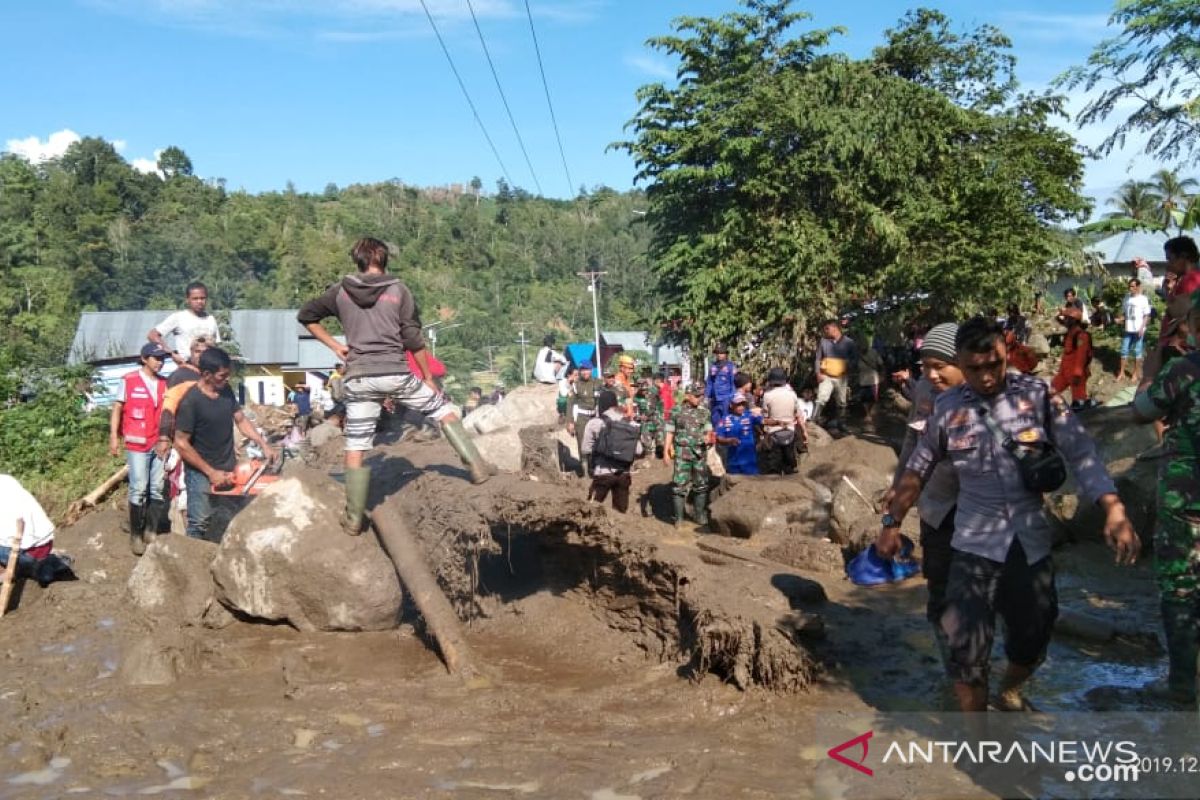 Di lokasi banjir, Aparat TNI/Polri bantu Pemkab Sigi bersihkan lumpur