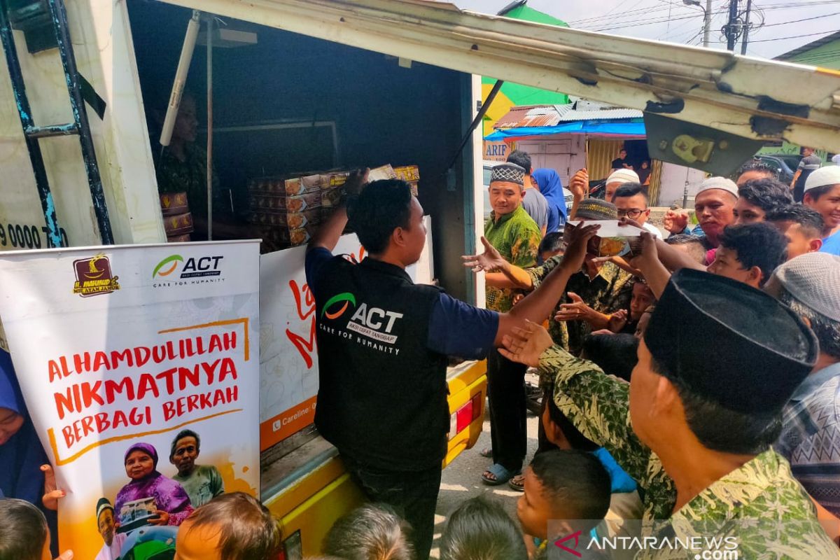ACT Sumut bagikan ratusan paket makanan untuk jamaah masjid