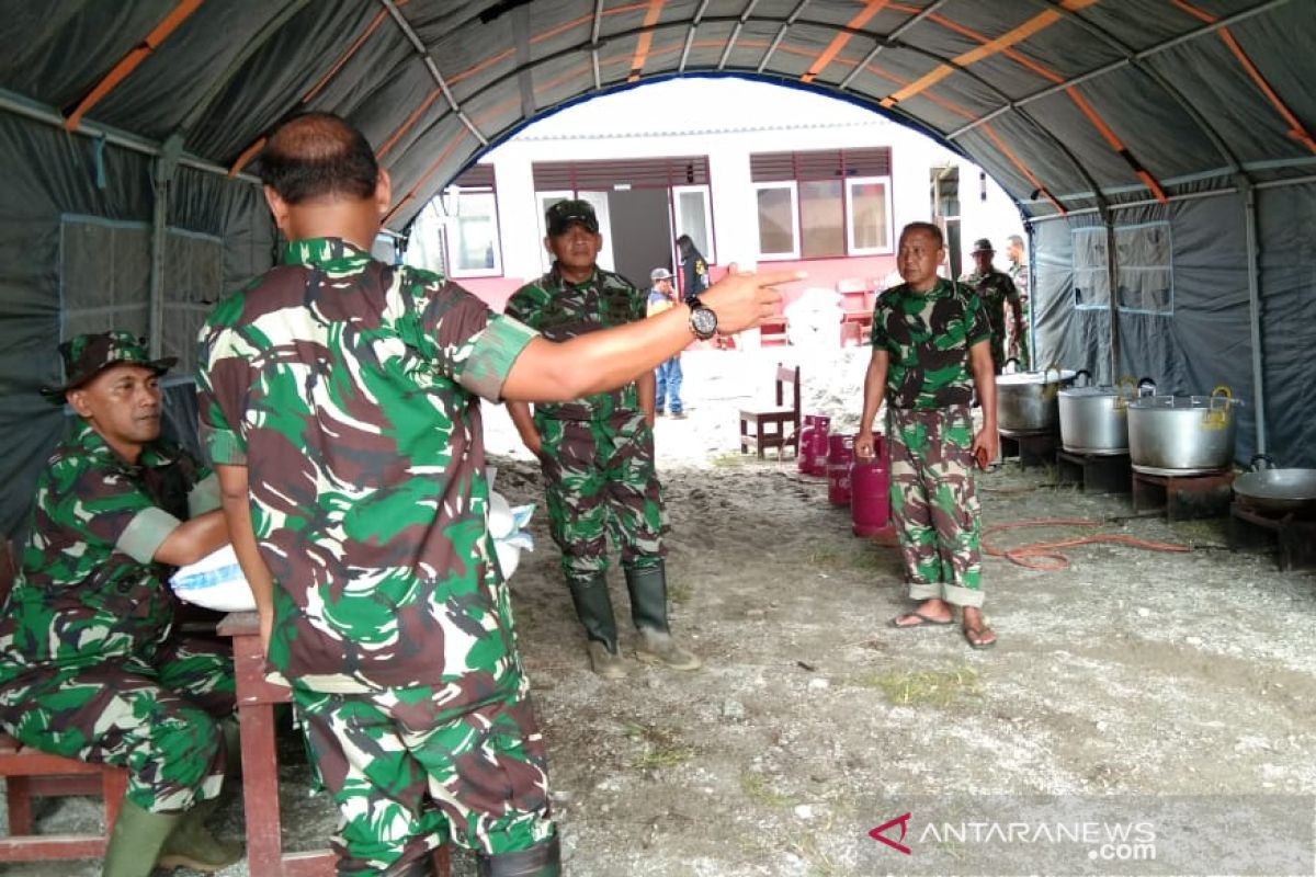 TNI bangun dapur umum bantu korban  banjir bandang di Kulawi