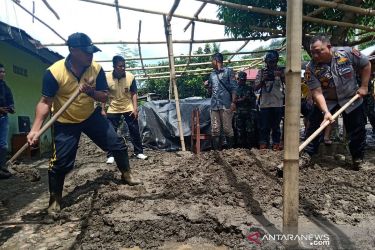 Polda Sulteng turunkan ratusan personel bantu korban bencana banjir bandang Sigi