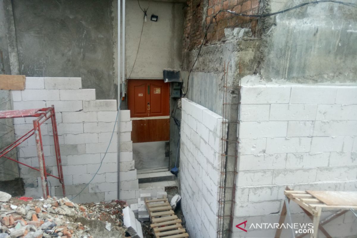 Satu keluarga di Sawah Besar sulit akses rumahnya akibat proyek ilegal