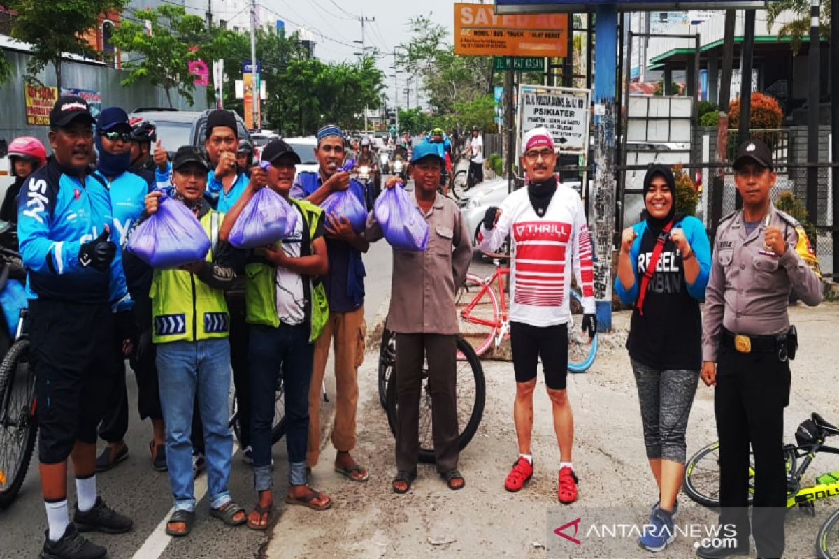 Polsek Banjarmasin Timur gowes sambil berbagi sembako