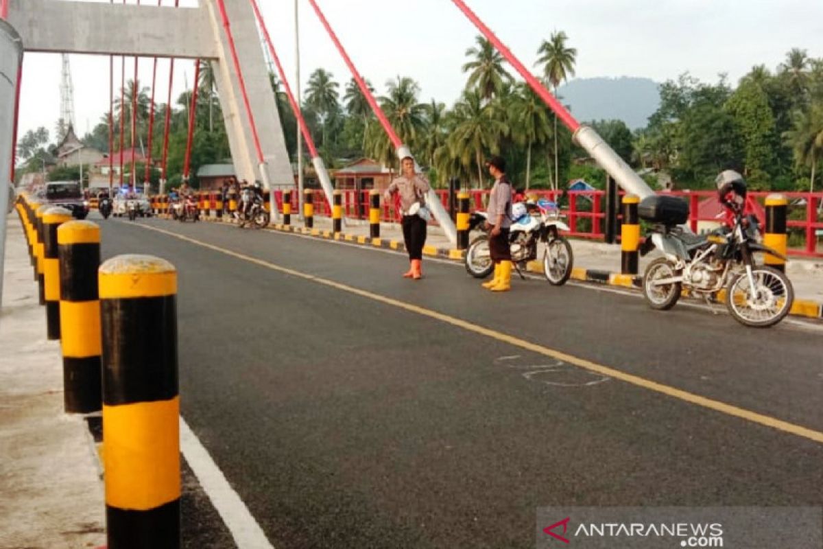 Debit air meningkat, polisi Dharmasraya imbau warga jauhi jembatan kabel stayed