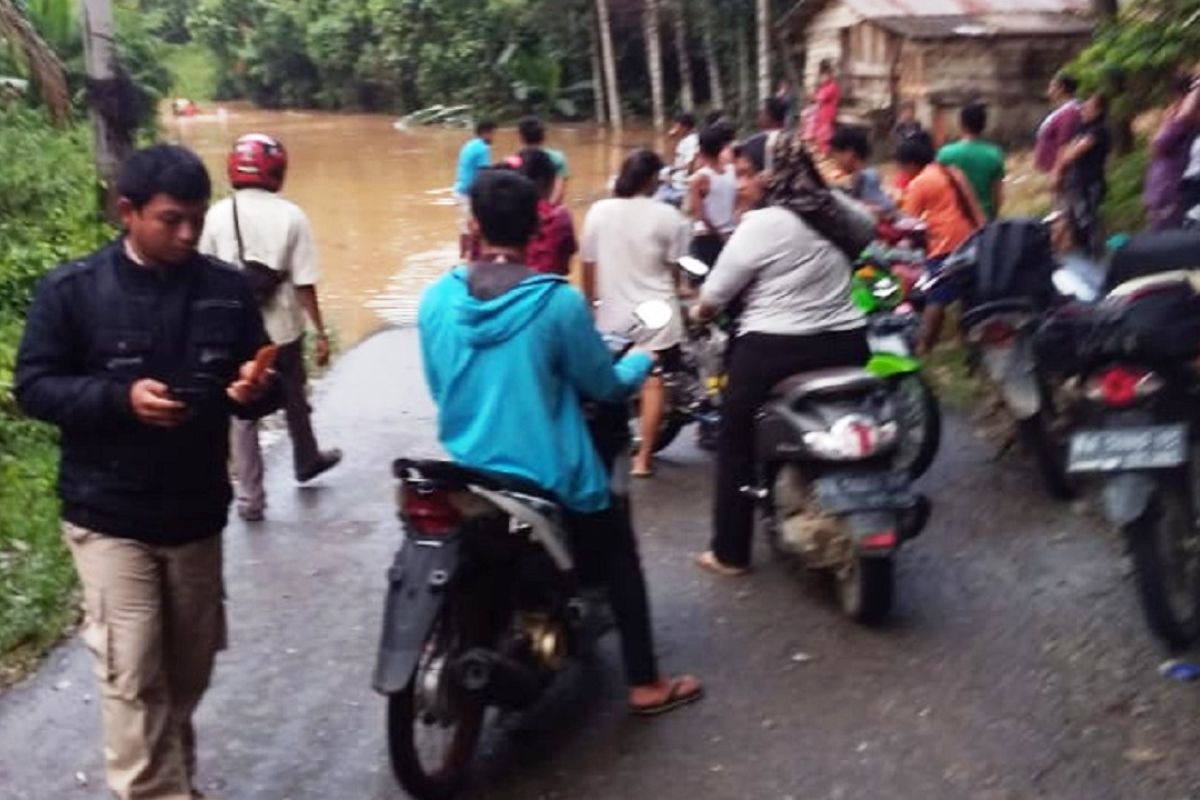 Ribuan warga Dharmasraya terisolasi akibat banjir