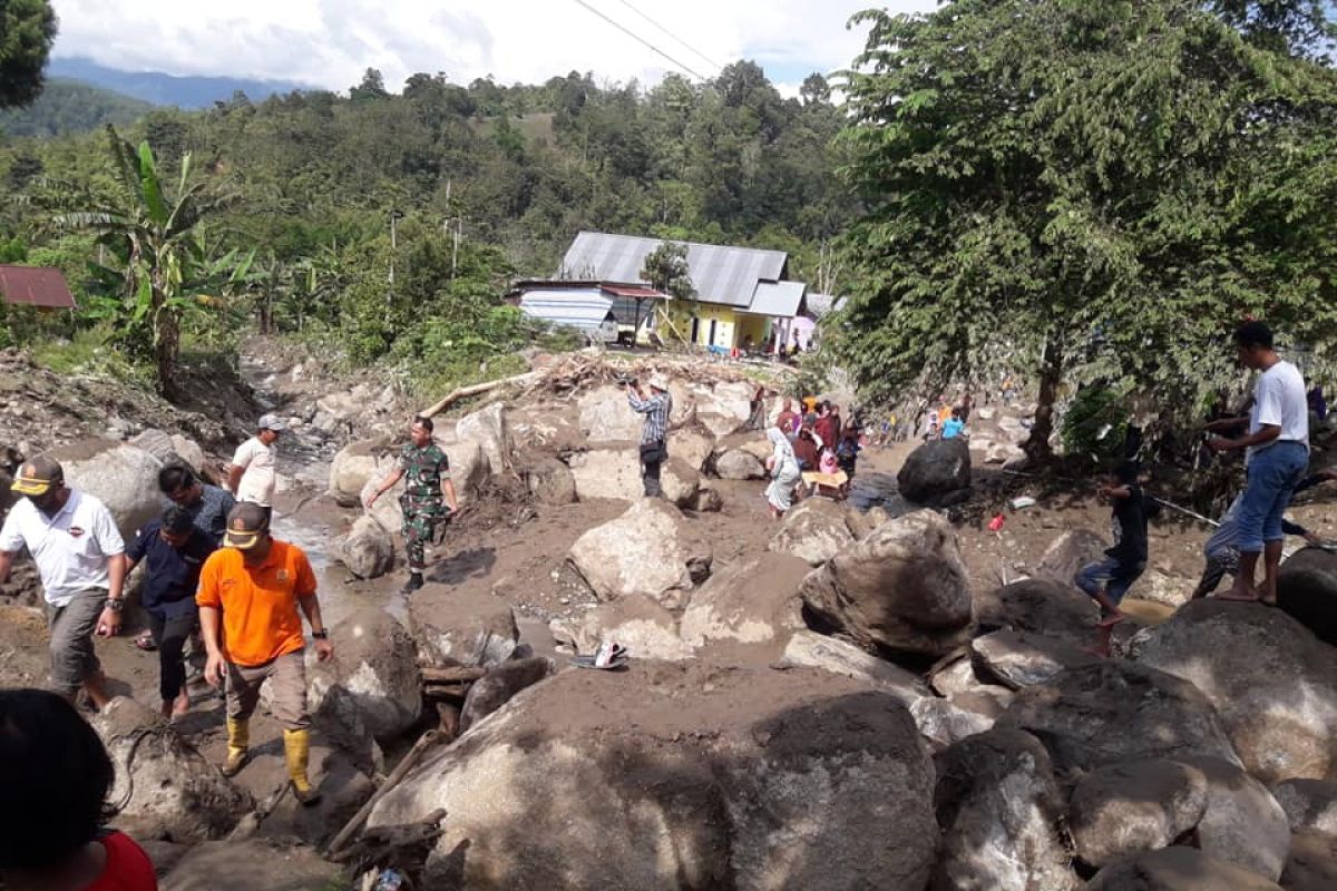 Aparat TNI/Polri bantu Pemkab Sigi bersihkan lumpur di lokasi banjir  Kulawi