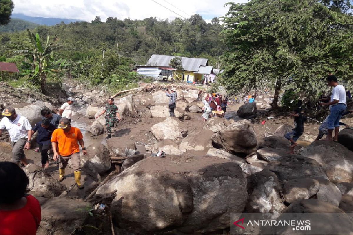 Bupati Sigi minta   korban banjir tabah menerima cobaan berat ini