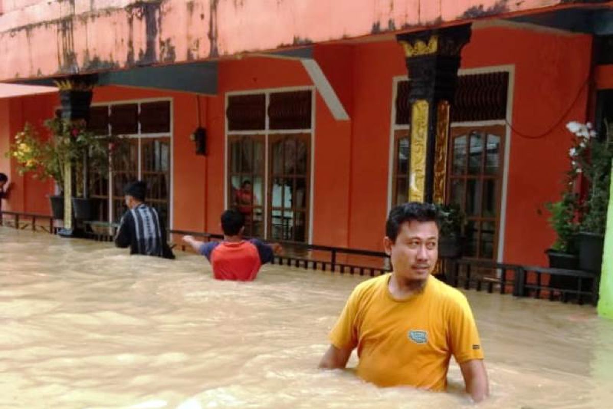 Ratusan siswa tidak bisa laksanakan ujian akibat banjir di Sungai Pagu