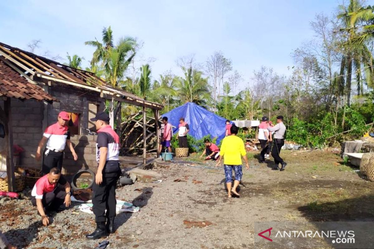 Rusak, belasan rumah warga Jembrana diterjang angin