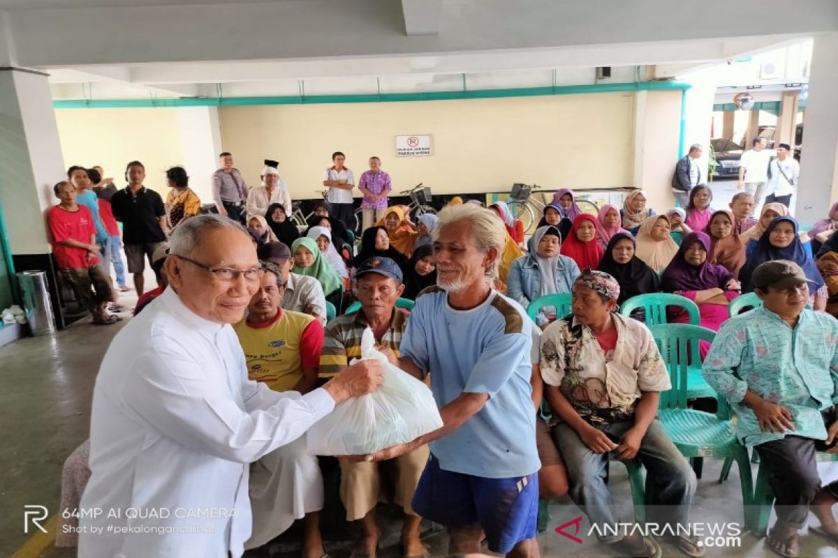 Kospin Jasa Pekalongan membagikan ribuan paket sembako