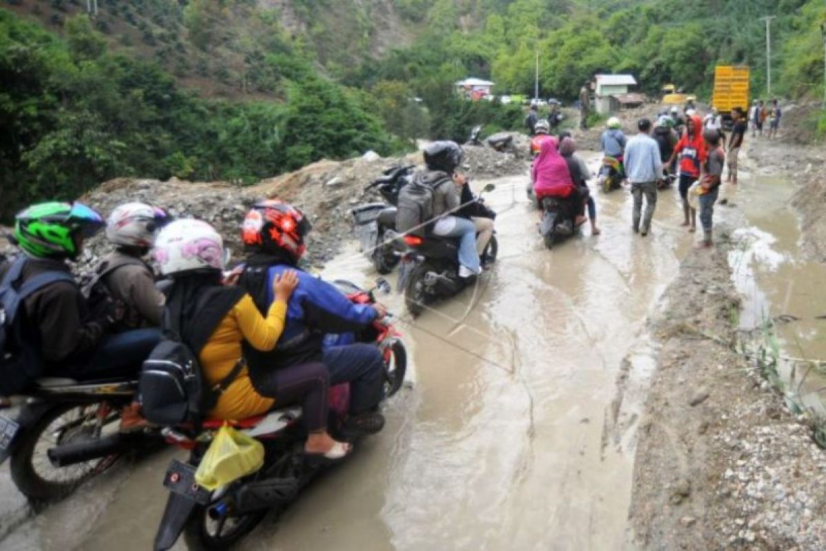 Longsor dan banjir tutup akses jalan Alahan Panjang Solok