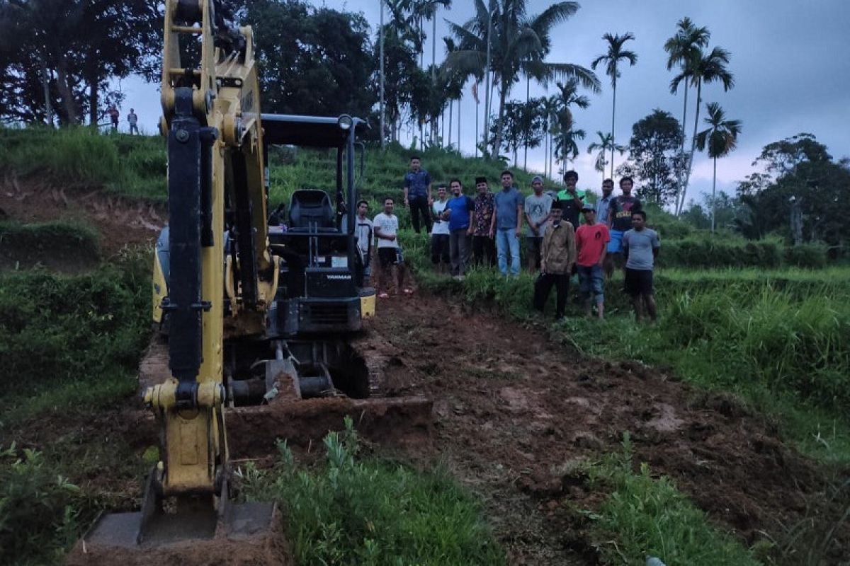 Warga Agam buka jalan 3,5 kilometer dengan dana pribadi