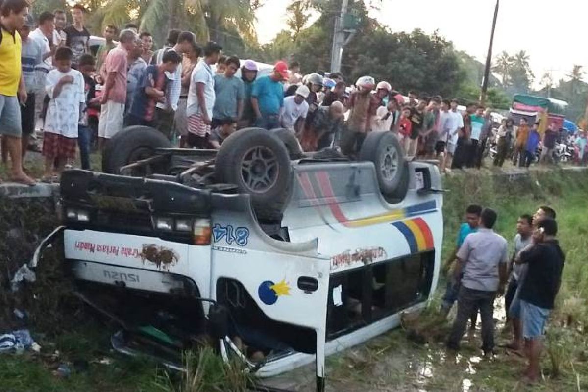 Bus Tranex masuk sawah dan terbalik