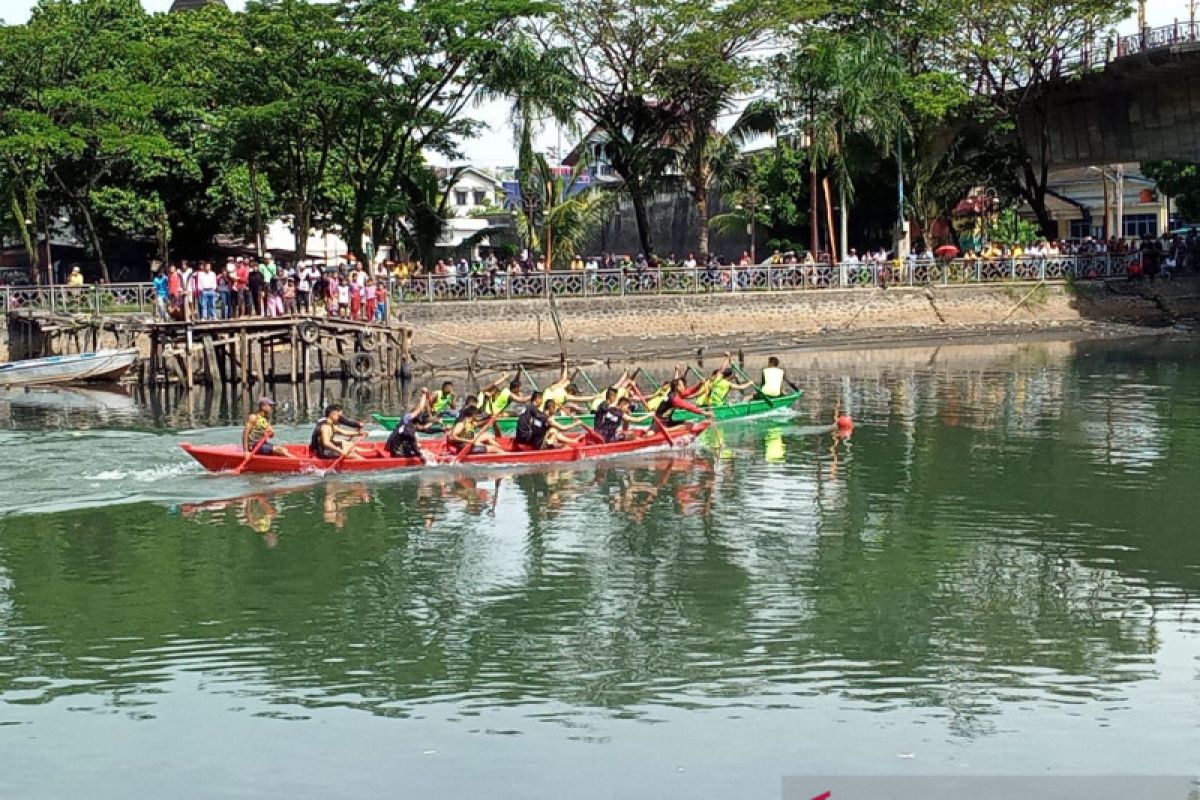 Pedagang di Sungai Batang Arau ramai pembeli saat kegiatan festival selaju sampan