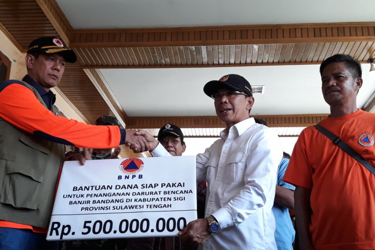 BNPB disburses Rp500 million in aid for Sigi flood victims