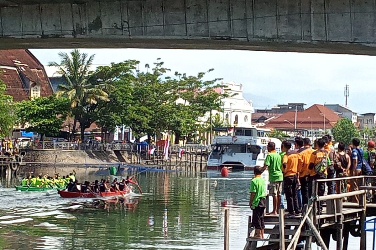 Sejumlah masyarakat antusias saksikan festival selaju sampan badunsanak 2019