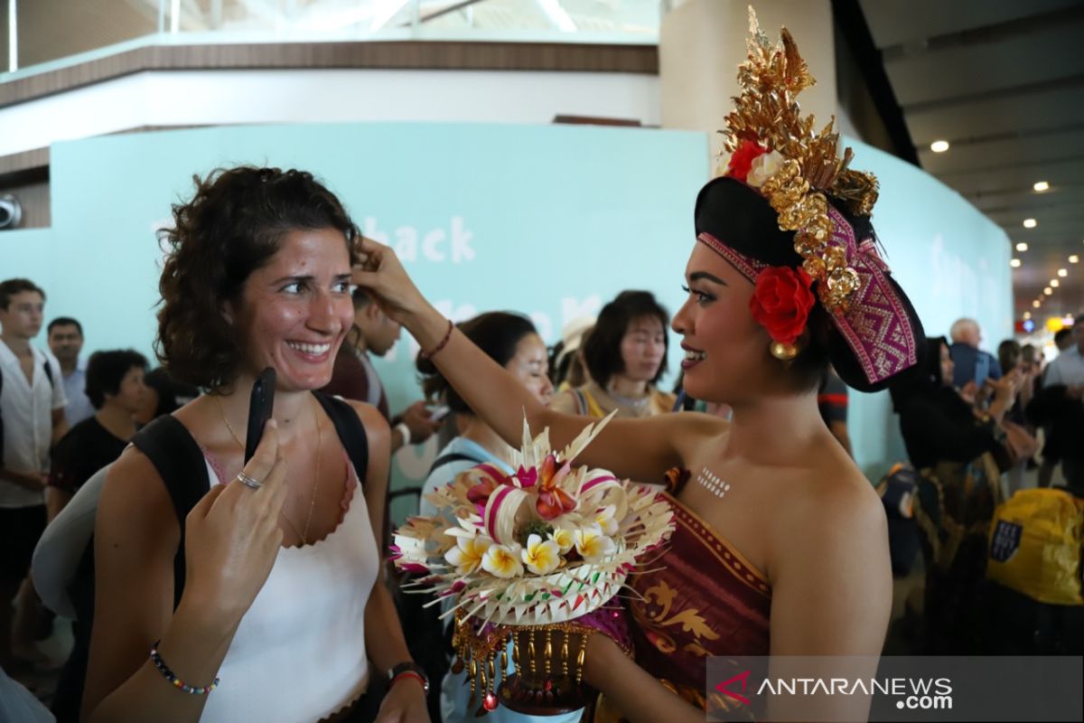 Untuk wisatawan, Bandara Ngurah Rai suguhkan seni tradisional Bali