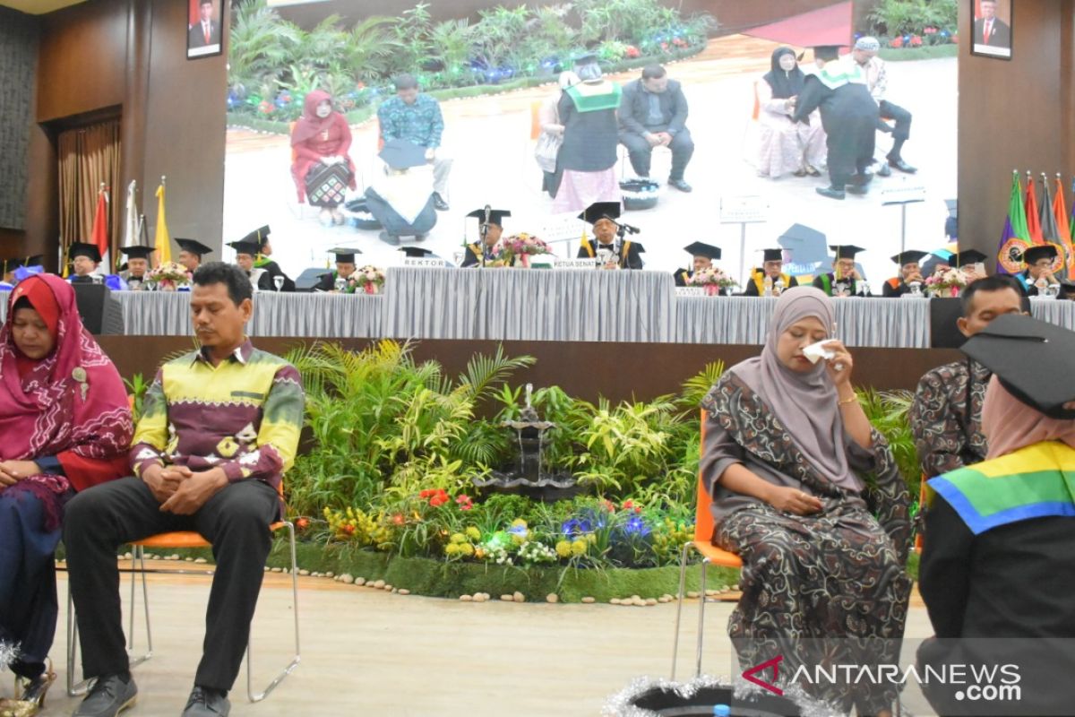 Wisudawan Universitas Lambung Mangkurat cuci kaki orang tua